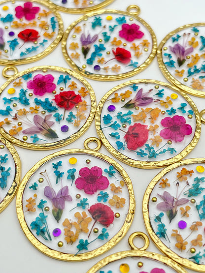 Medium statement necklace with pink flowers in gold