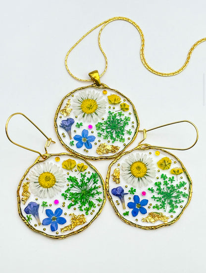 Statement necklace with daisy, lavender and forget-me-not flowers