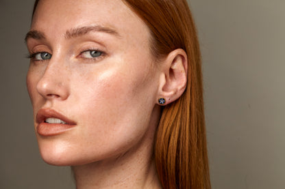 Stud earrings with forget-me-nots in black lacquer, in 6 or 10mm