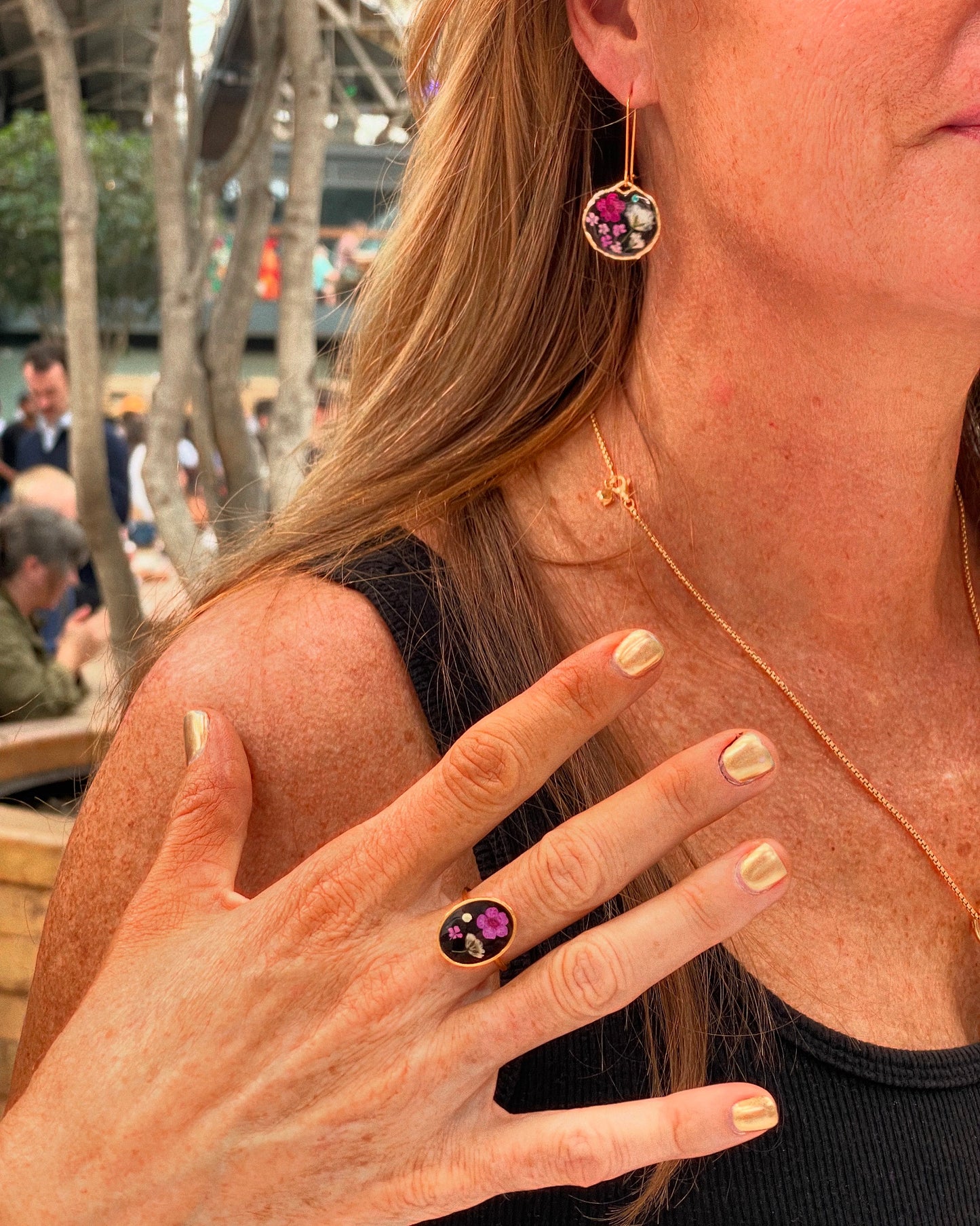 Black dangle earrings with pink and white flowers