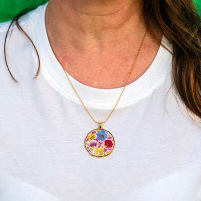 Collier plastron de taille moyenne avec de vraies fleurs et de la feuille d'or