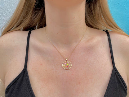 Goldanhänger Halskette mit rosa und blauen Blüten