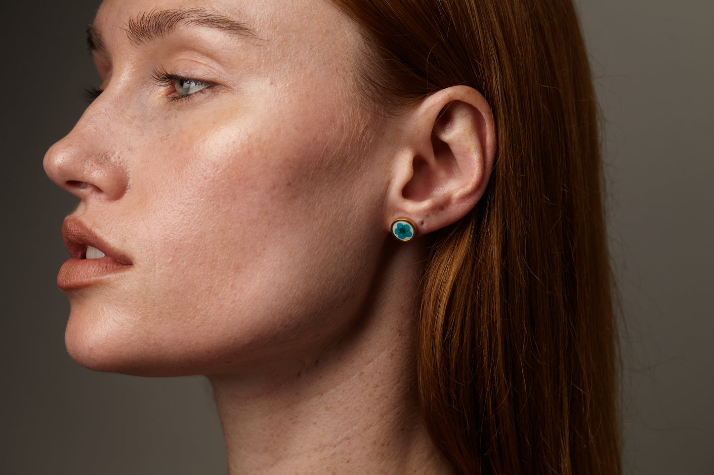 Stud earrings with colourful flowers in 10mm