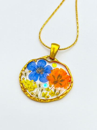 Anhänger-Halskette mit orangefarbenen und blauen Blumen
