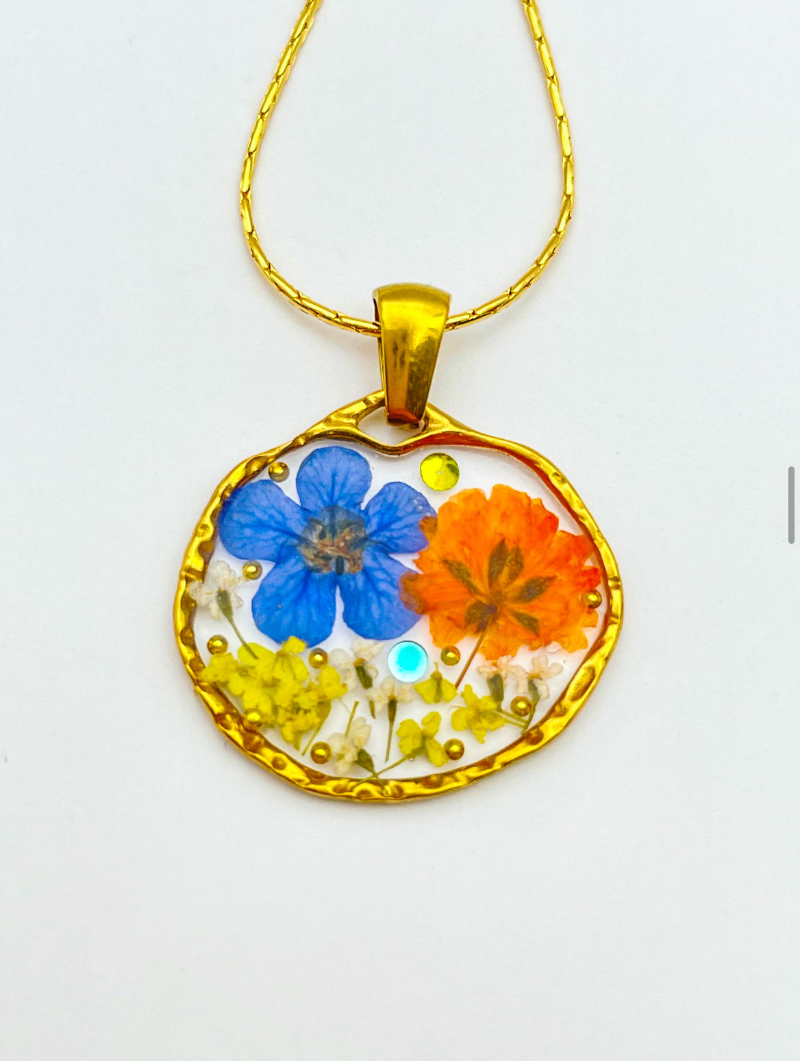Anhänger-Halskette mit orangefarbenen und blauen Blumen