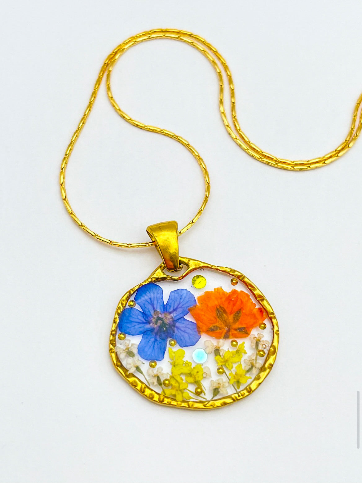 Anhänger-Halskette mit orangefarbenen und blauen Blumen