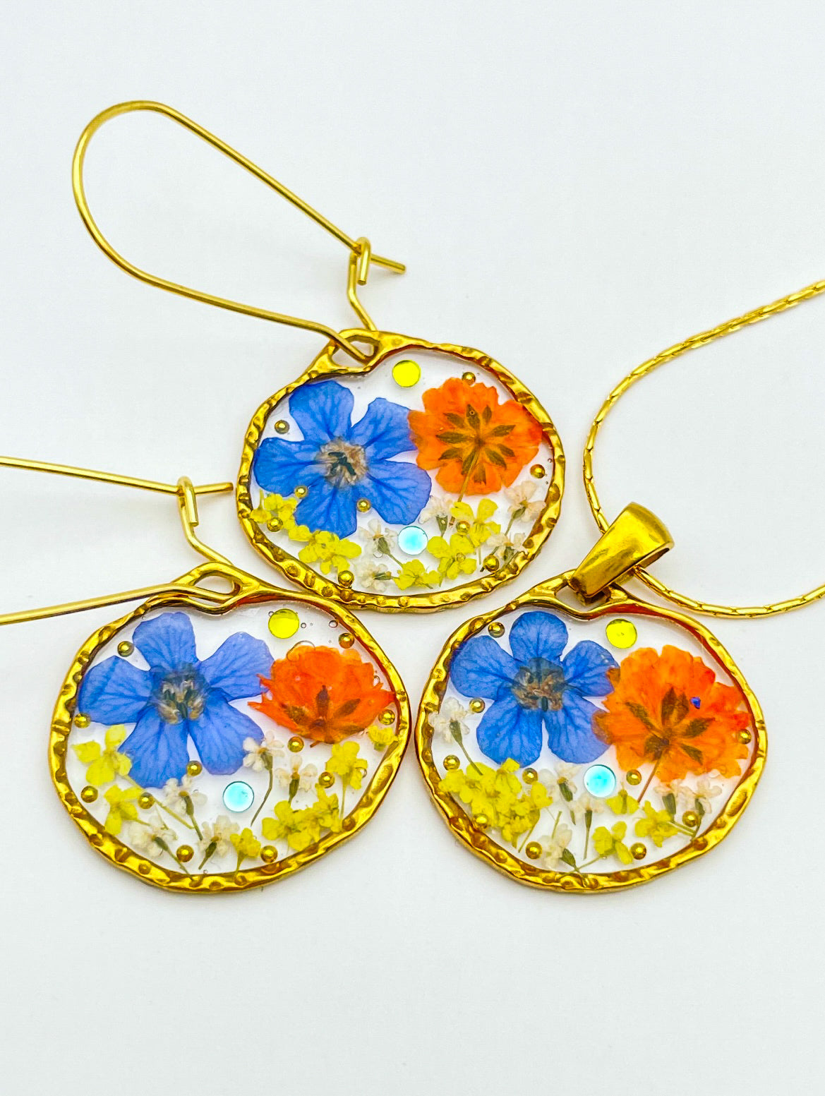 Anhänger-Halskette mit orangefarbenen und blauen Blumen