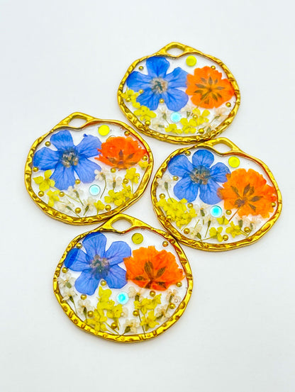 Anhänger-Halskette mit orangefarbenen und blauen Blumen