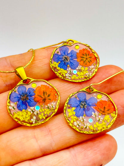 Anhänger-Halskette mit orangefarbenen und blauen Blumen