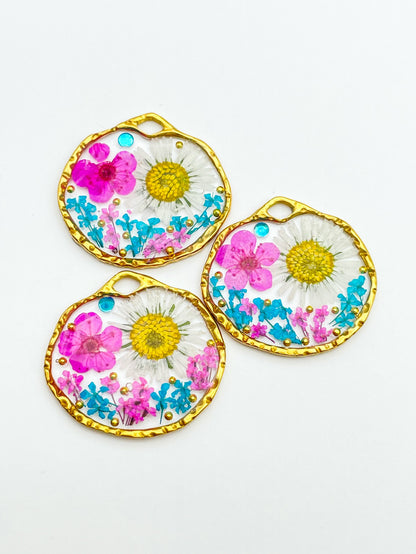 Ohrhänger mit Gänseblümchen und rosa Blüten