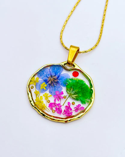 Pendant necklace with brightly-coloured flowers