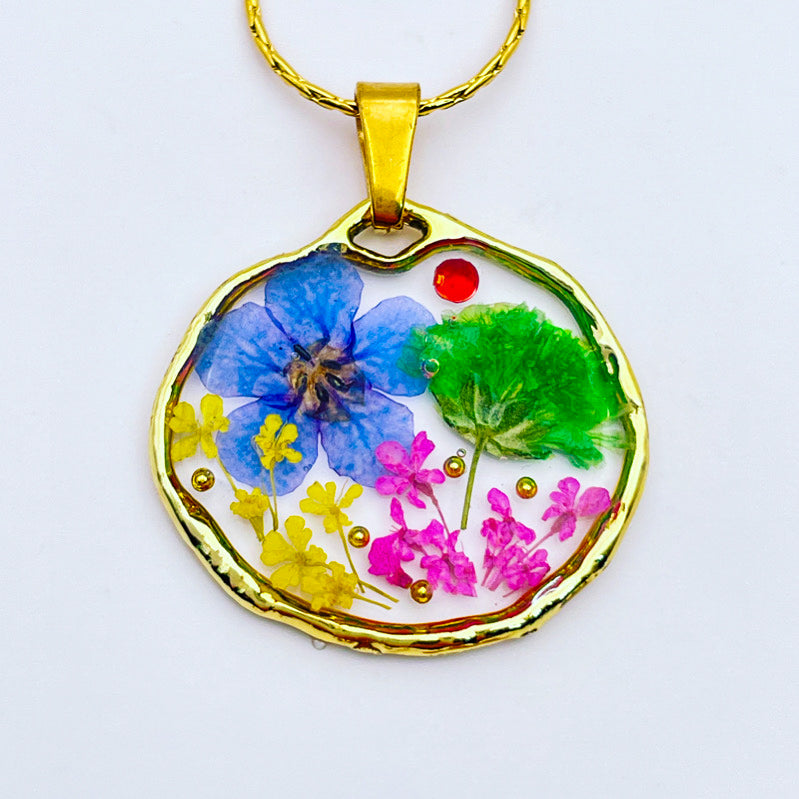Pendant necklace with brightly-coloured flowers