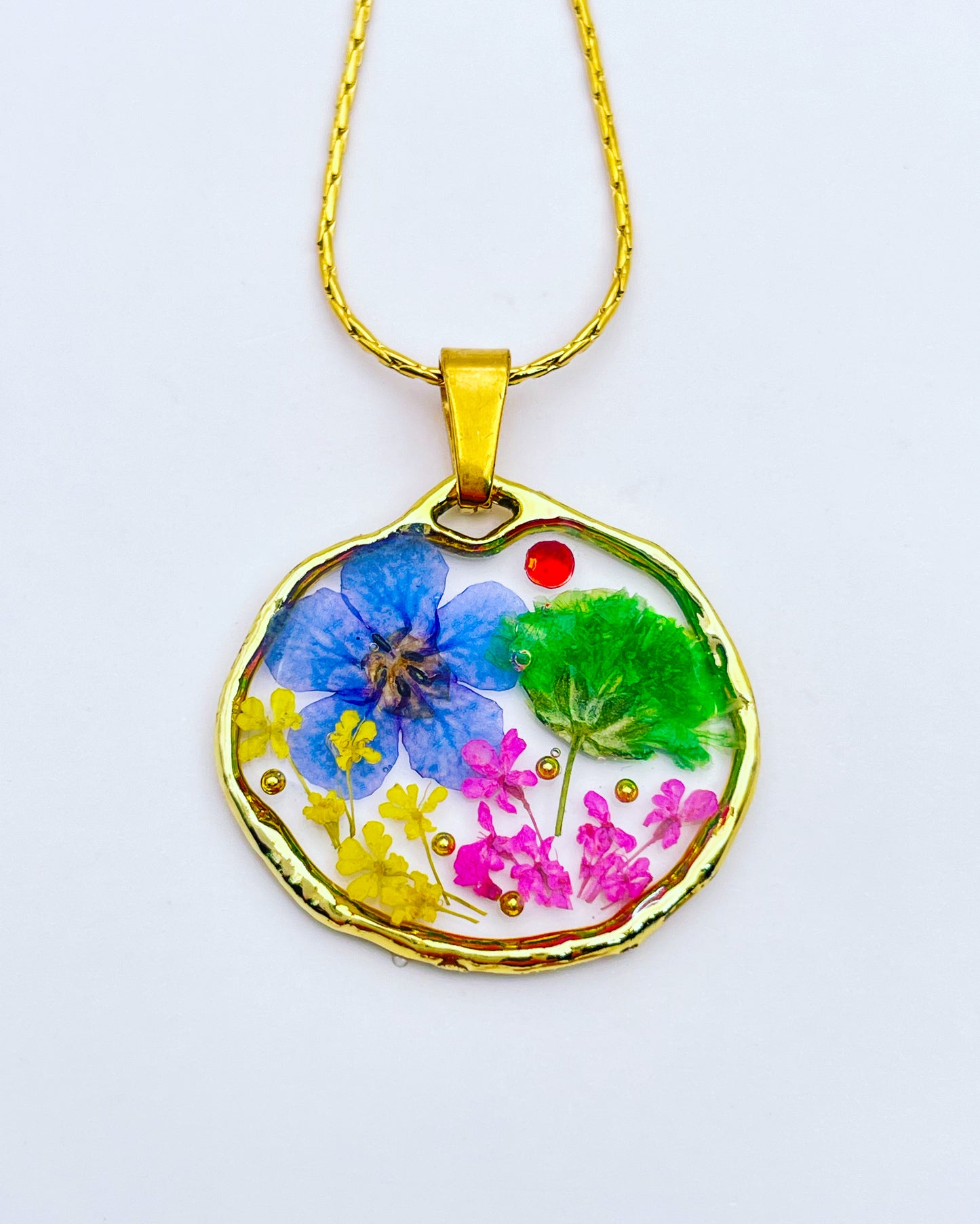 Pendant necklace with brightly-coloured flowers