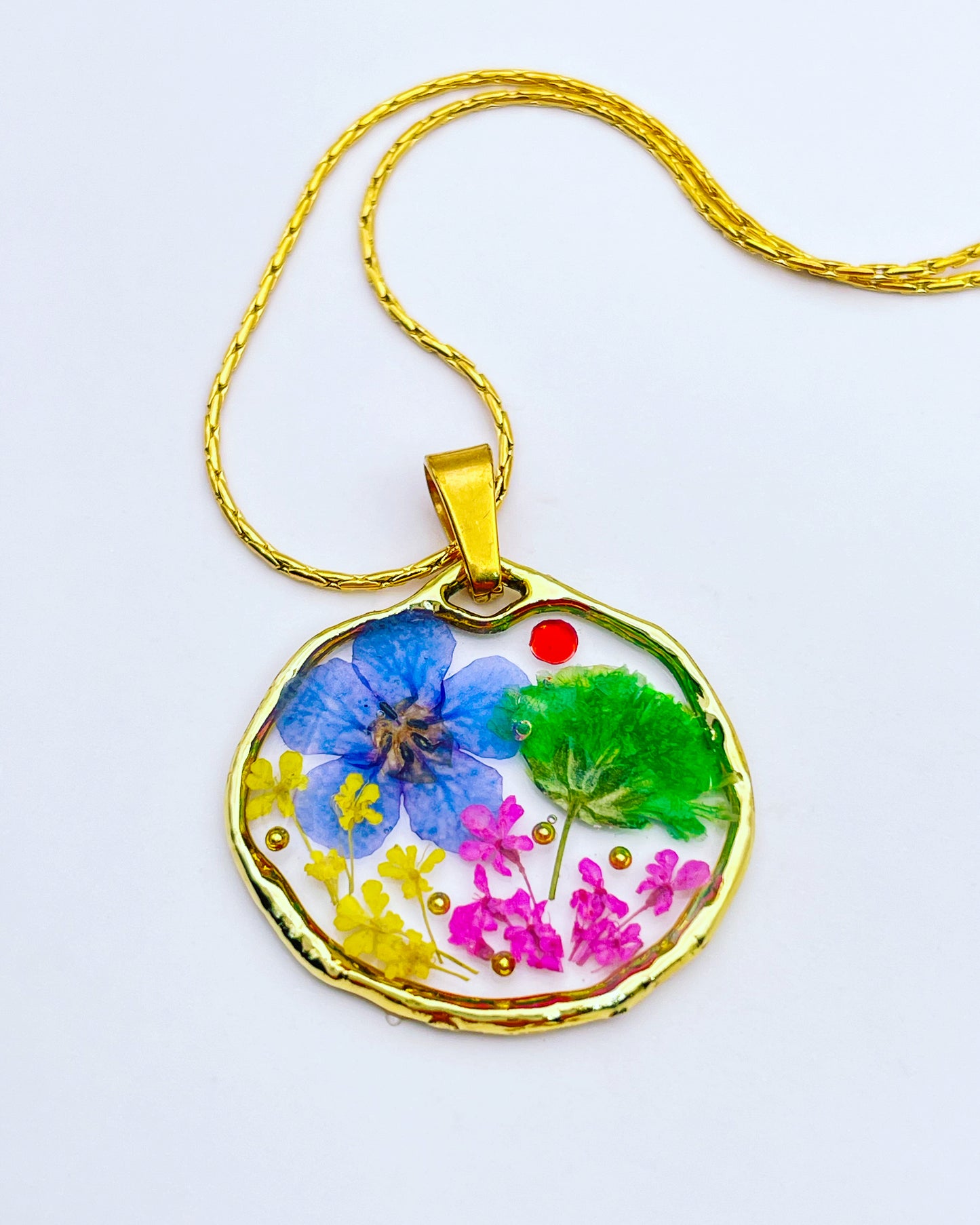 Pendant necklace with brightly-coloured flowers