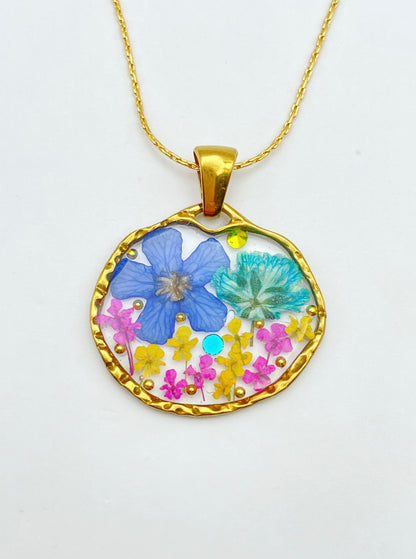 Pendant necklace with colourful flowers in gold or silver