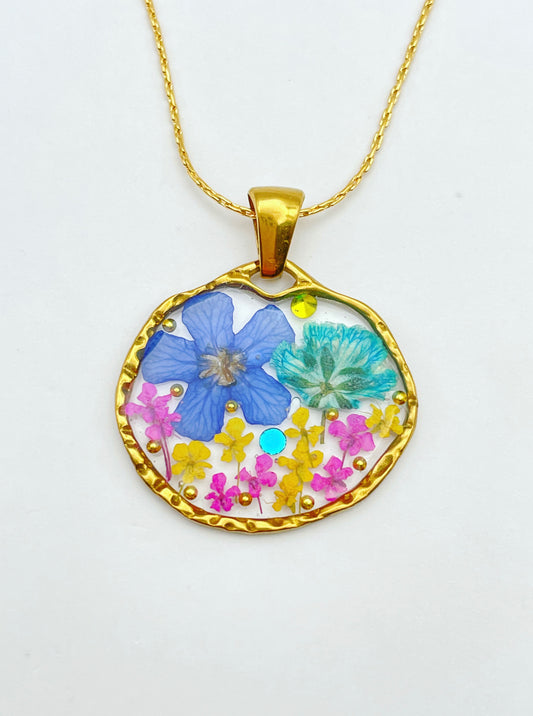 Pendant necklace with colourful flowers in gold or silver