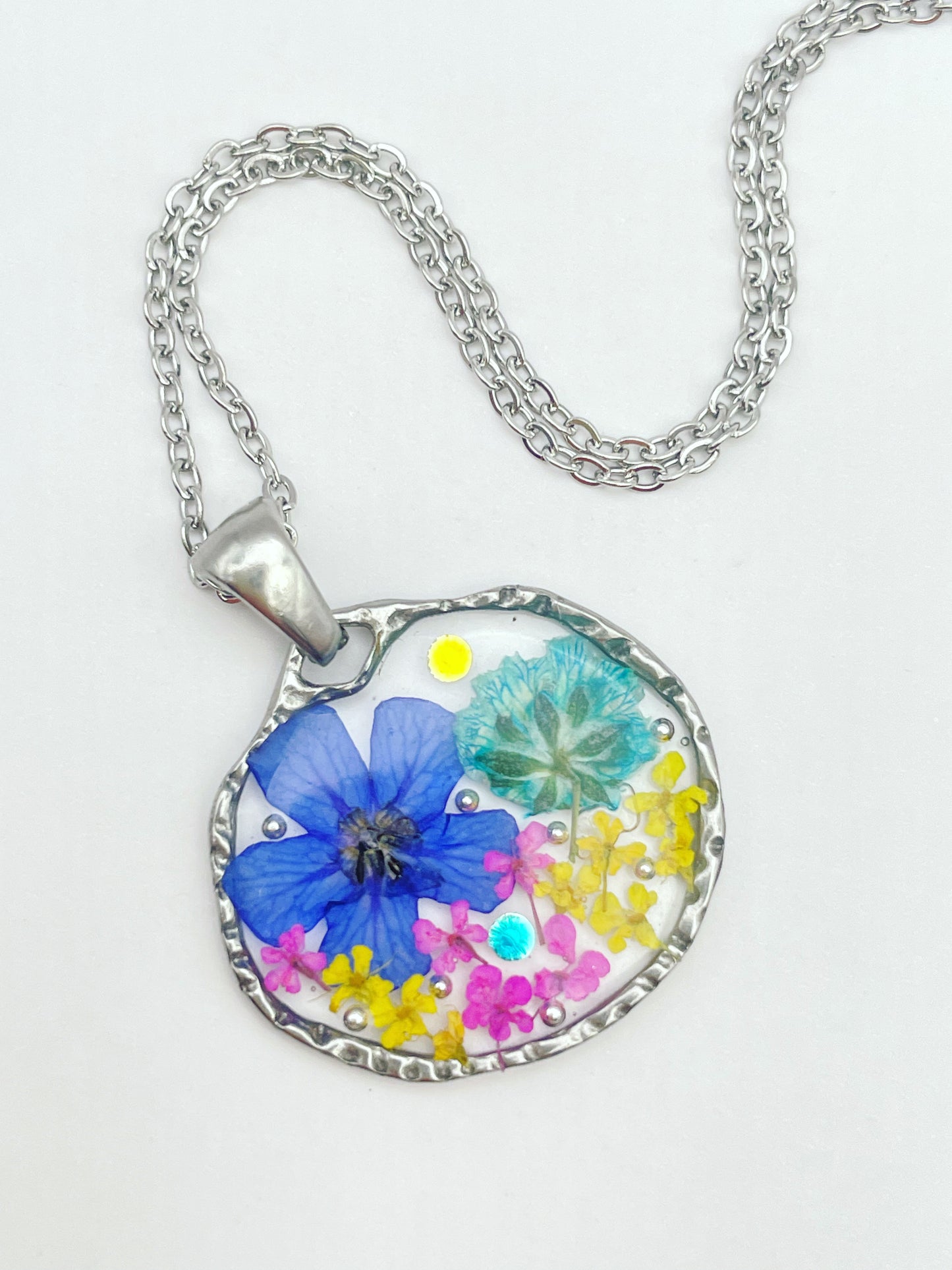 Pendant necklace with colourful flowers in gold or silver