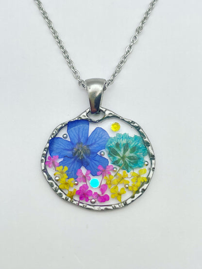Pendant necklace with colourful flowers in gold or silver