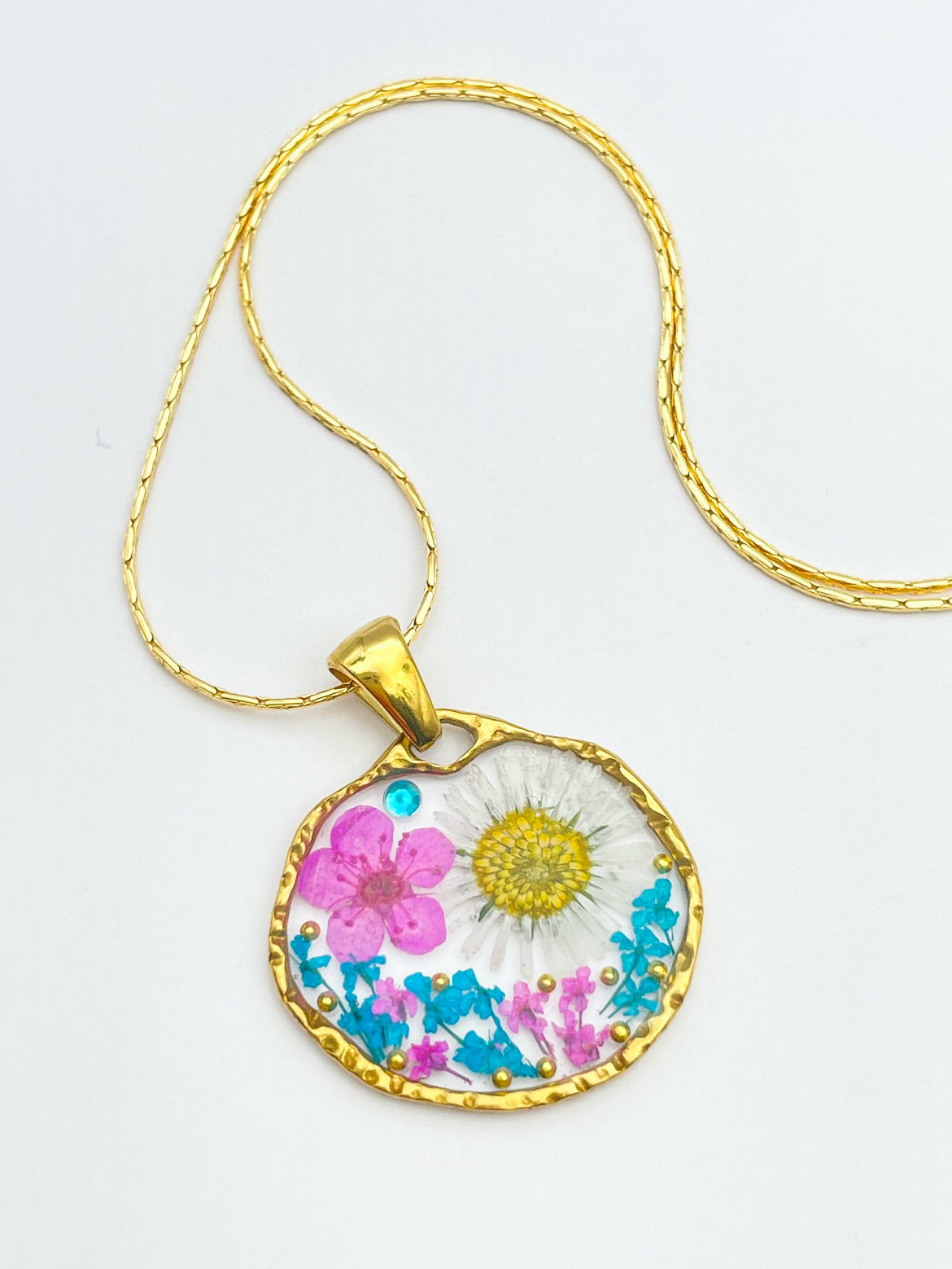 Ohrhänger mit Gänseblümchen und rosa Blüten
