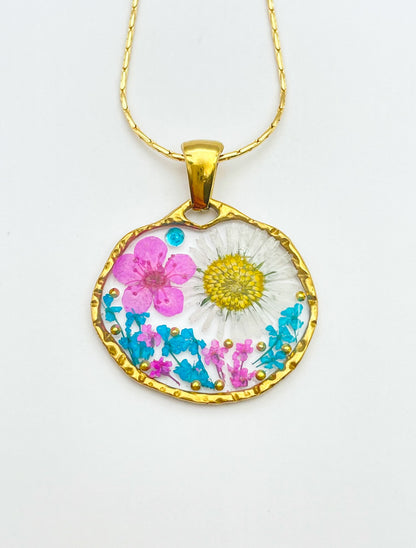 Anhänger-Halskette mit Gänseblümchen und rosa Blumen