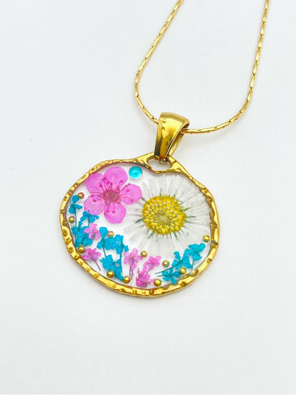 Anhänger-Halskette mit Gänseblümchen und rosa Blumen