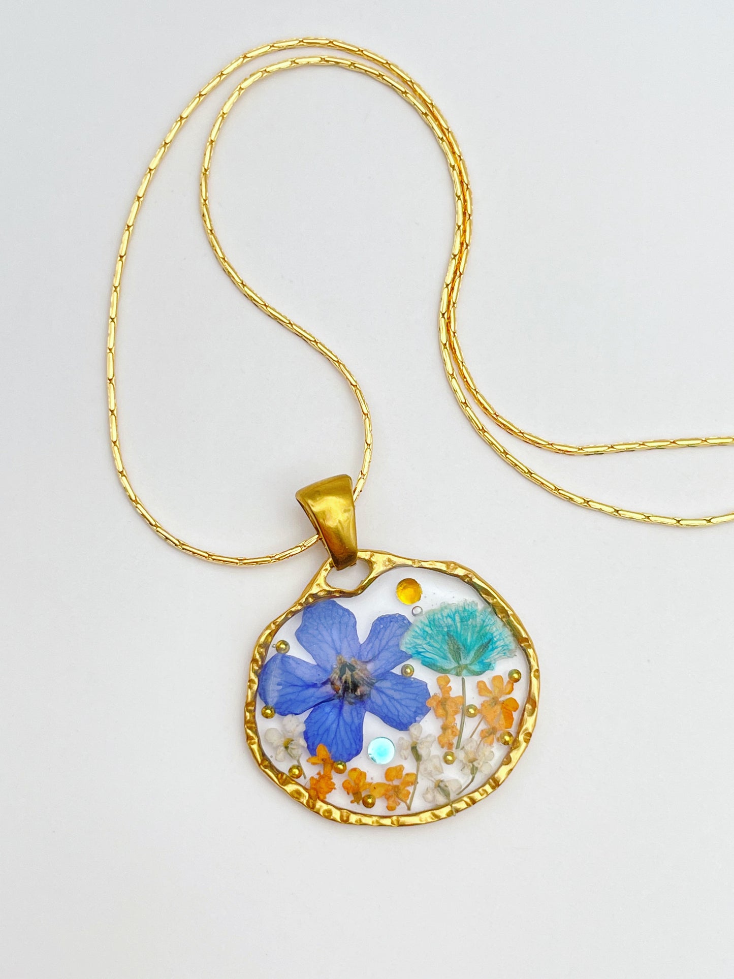 Pendant necklace with flowers in vintage colours