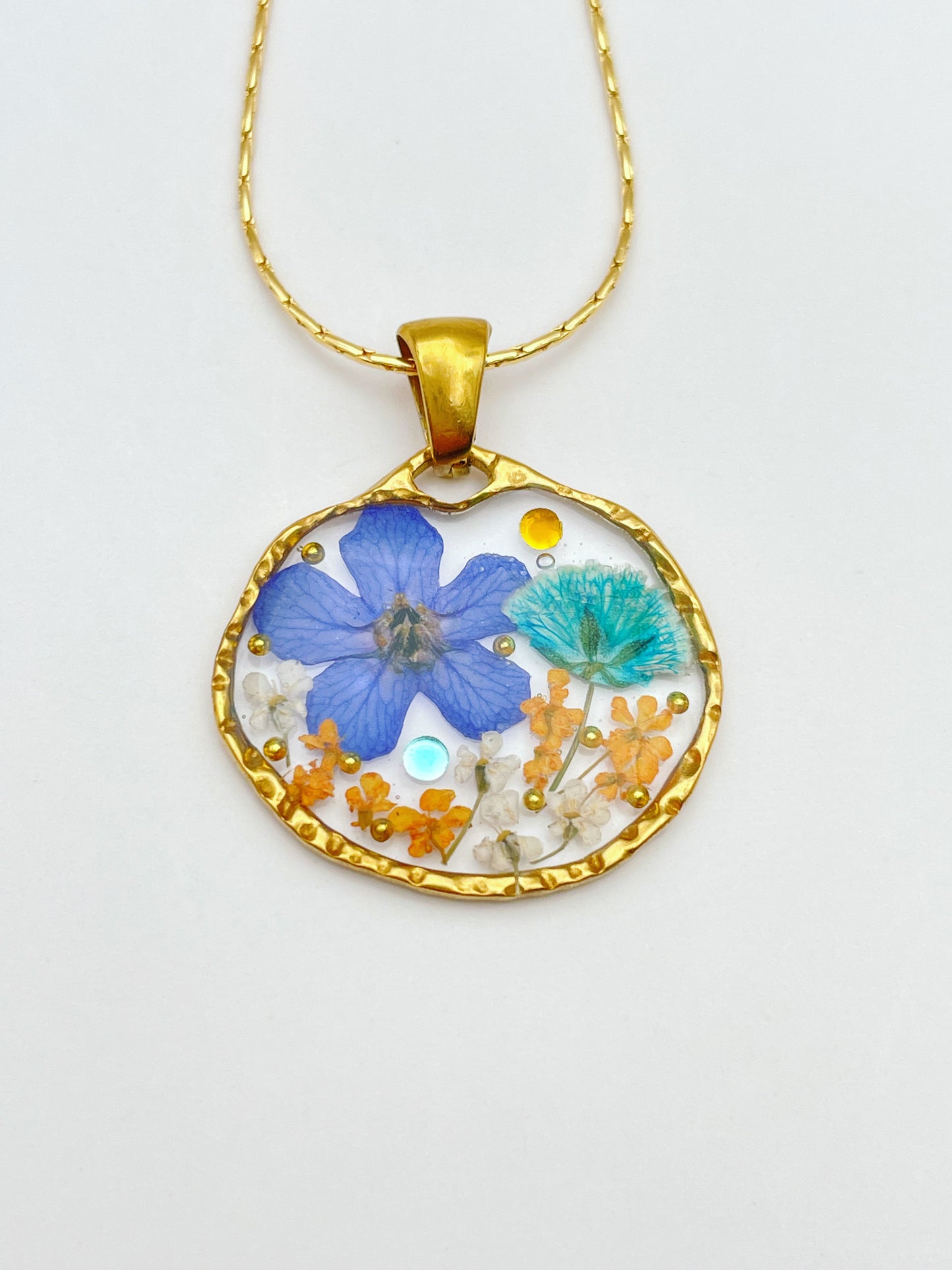 Pendant necklace with flowers in vintage colours