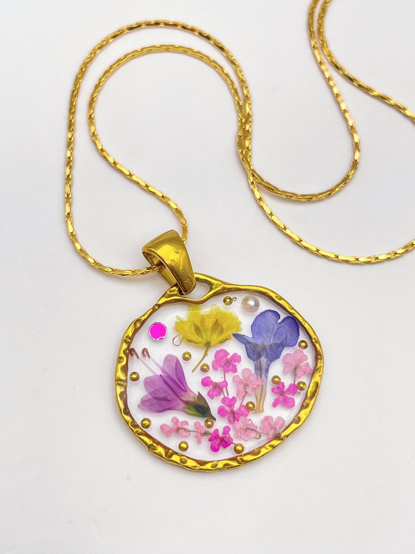 Pendant necklace with lavender and pink flowers