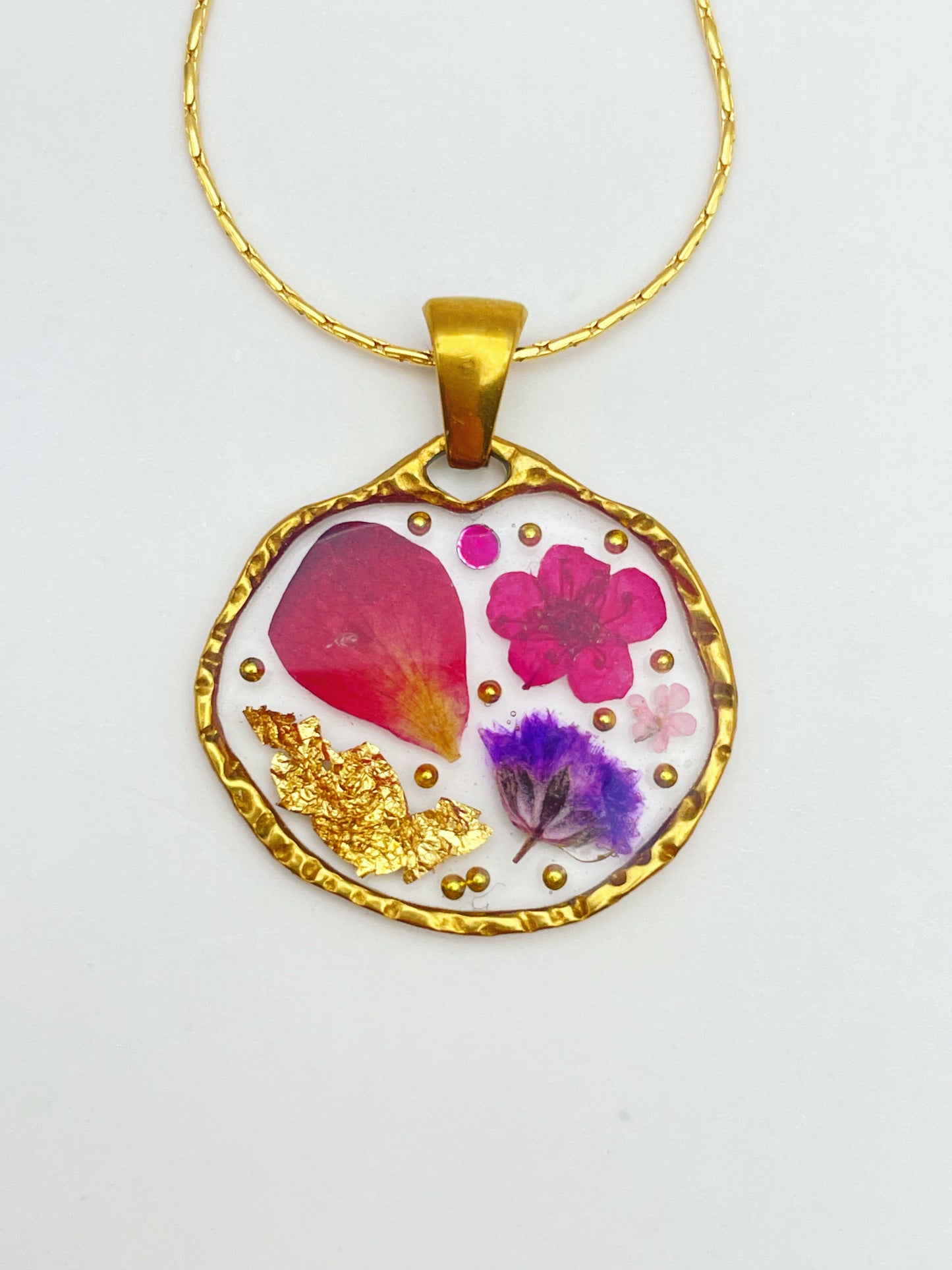 Kettenanhänger mit Rosenblättern und Blattgold