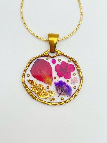 Kettenanhänger mit Rosenblättern und Blattgold