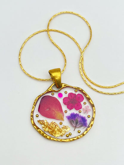 Kettenanhänger mit Rosenblättern und Blattgold