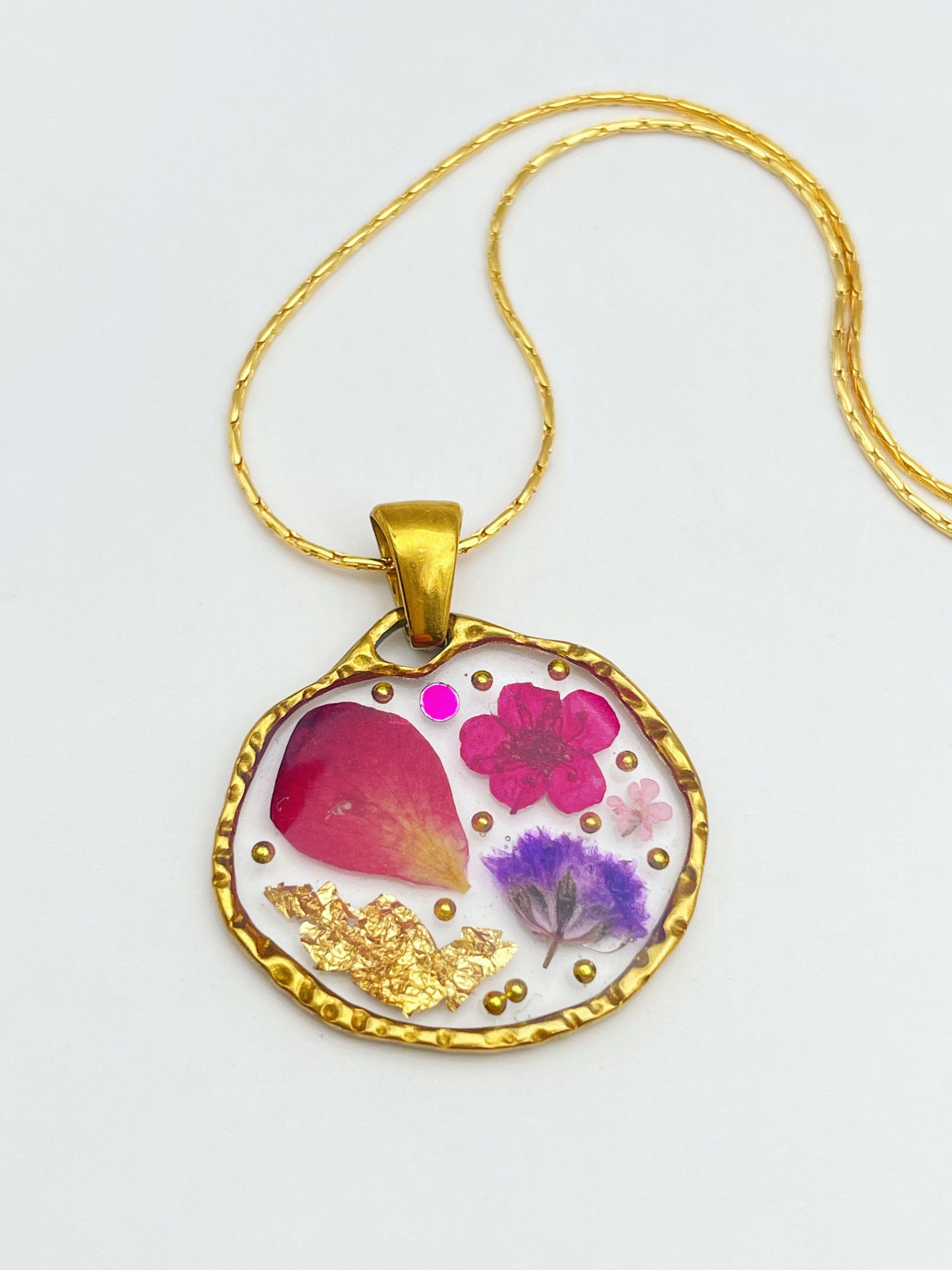 Kettenanhänger mit Rosenblättern und Blattgold