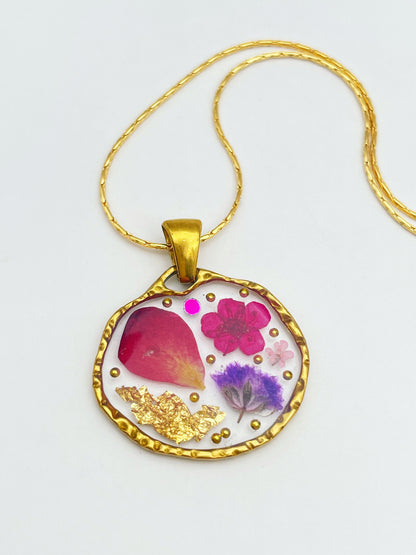 Kettenanhänger mit Rosenblättern und Blattgold