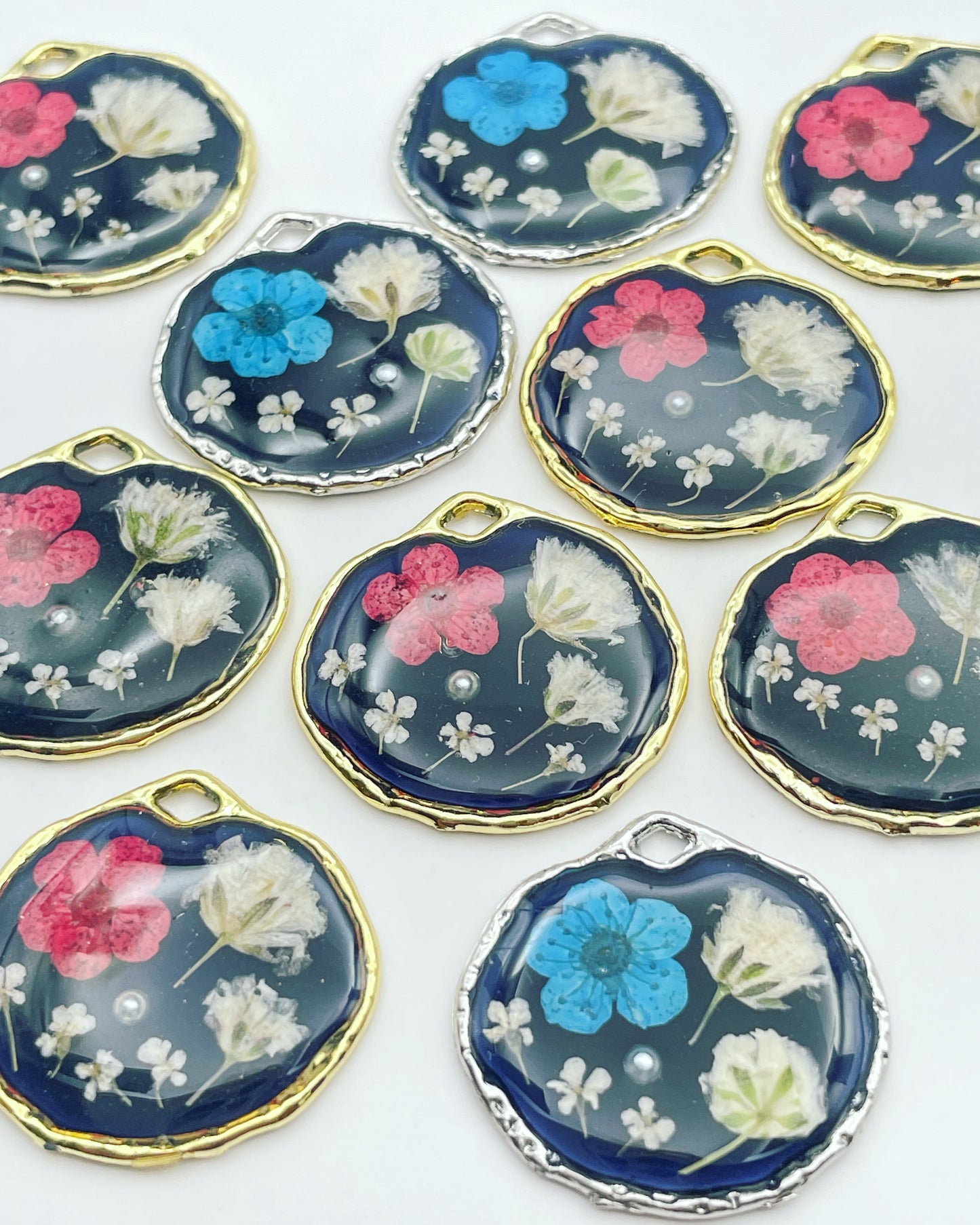 Boucles d'oreilles pendantes noires avec fleurs bleues et blanches