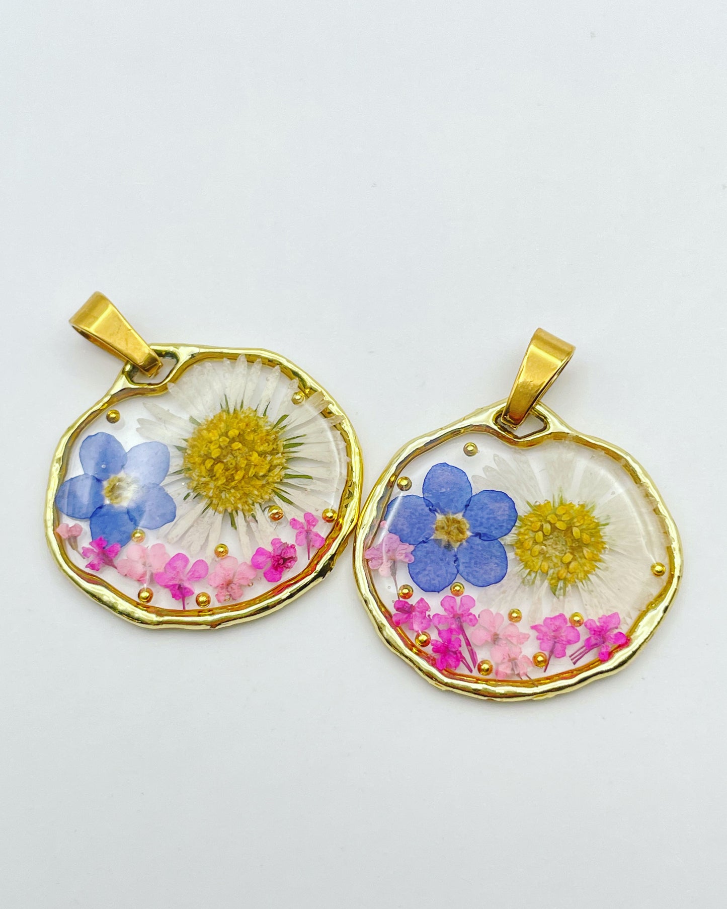 Pendant necklace with daisy and forget me not flowers