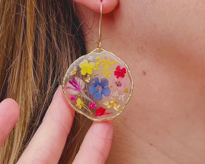 Statement-Ohrringe mit Gänseblümchen, Lavendel und grünen Blumen