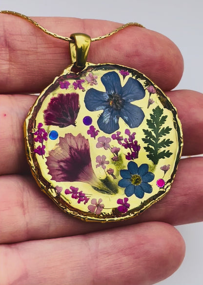 Collier plastron de taille moyenne avec de vraies fleurs et de la feuille d'or
