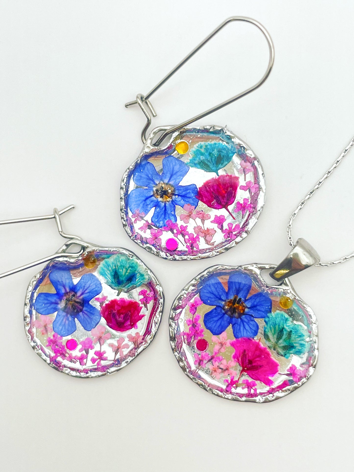 Goldanhänger Halskette mit rosa und blauen Blüten