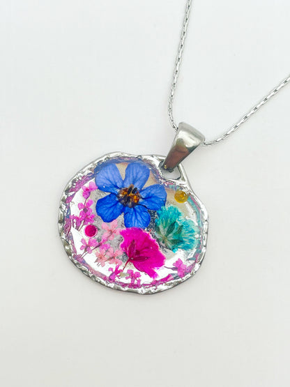 Goldanhänger Halskette mit rosa und blauen Blüten