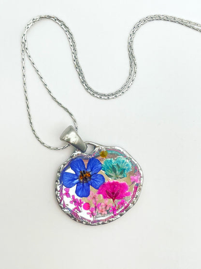Goldene Hängeohrringe mit rosa und blauen Blumen