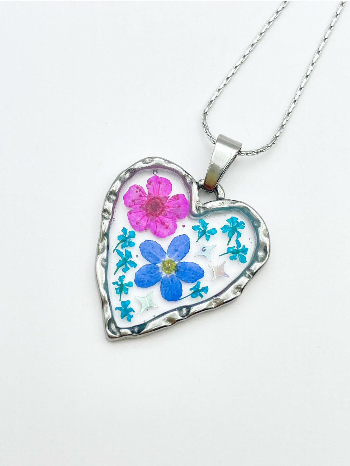 Collier cœur avec myosotis et fleurs roses