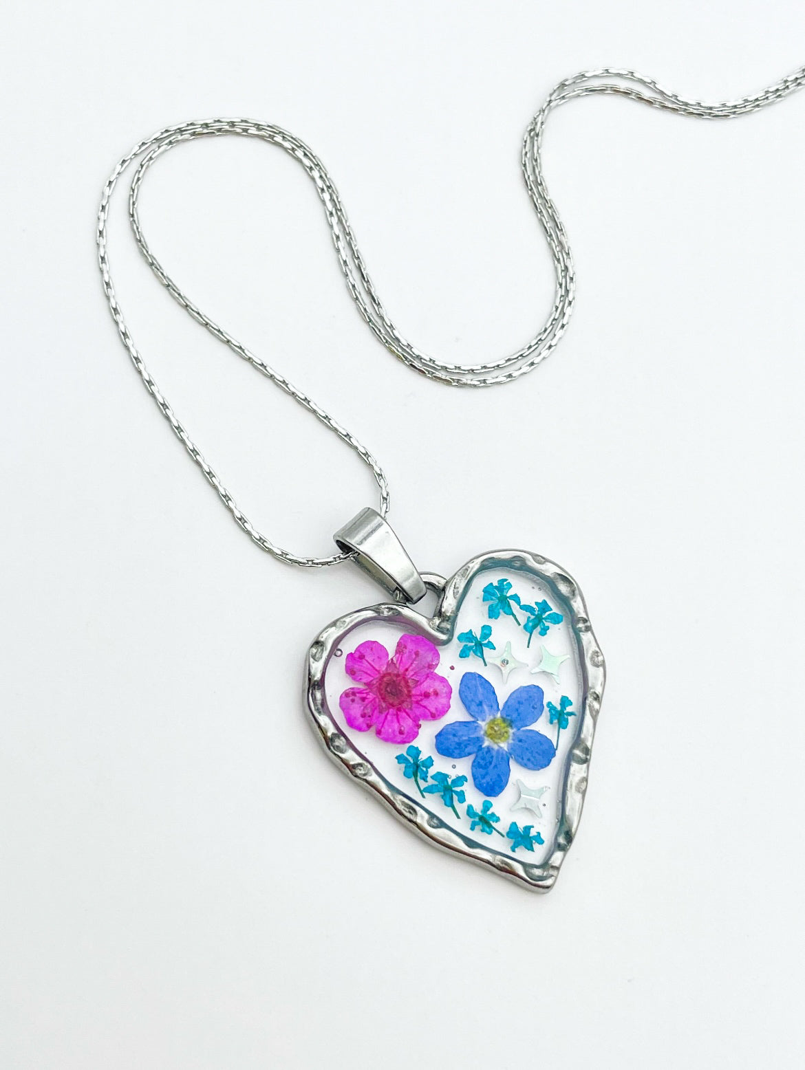 Collier cœur avec myosotis et fleurs roses