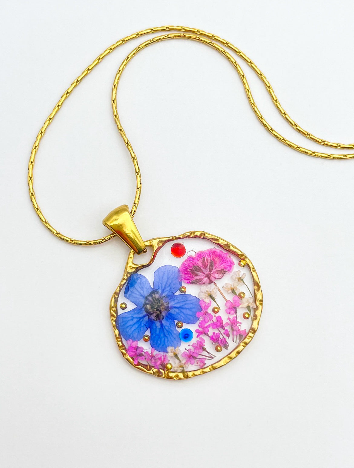 Pendant necklace with blue and pink flowers