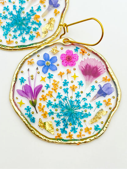 Grandes boucles d'oreilles pendantes avec fleurs bleues et roses