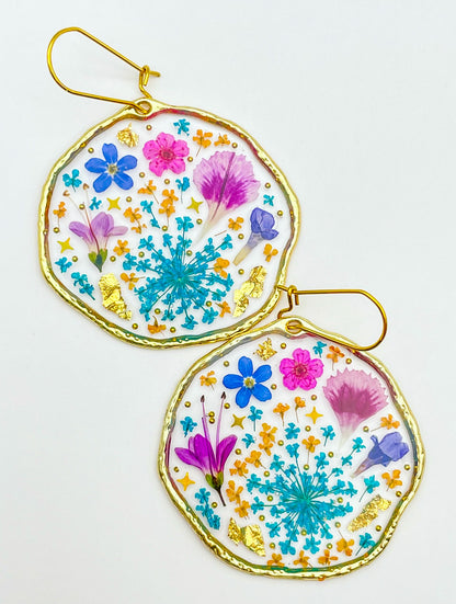 Grand collier pendentif avec fleur bleue et rose