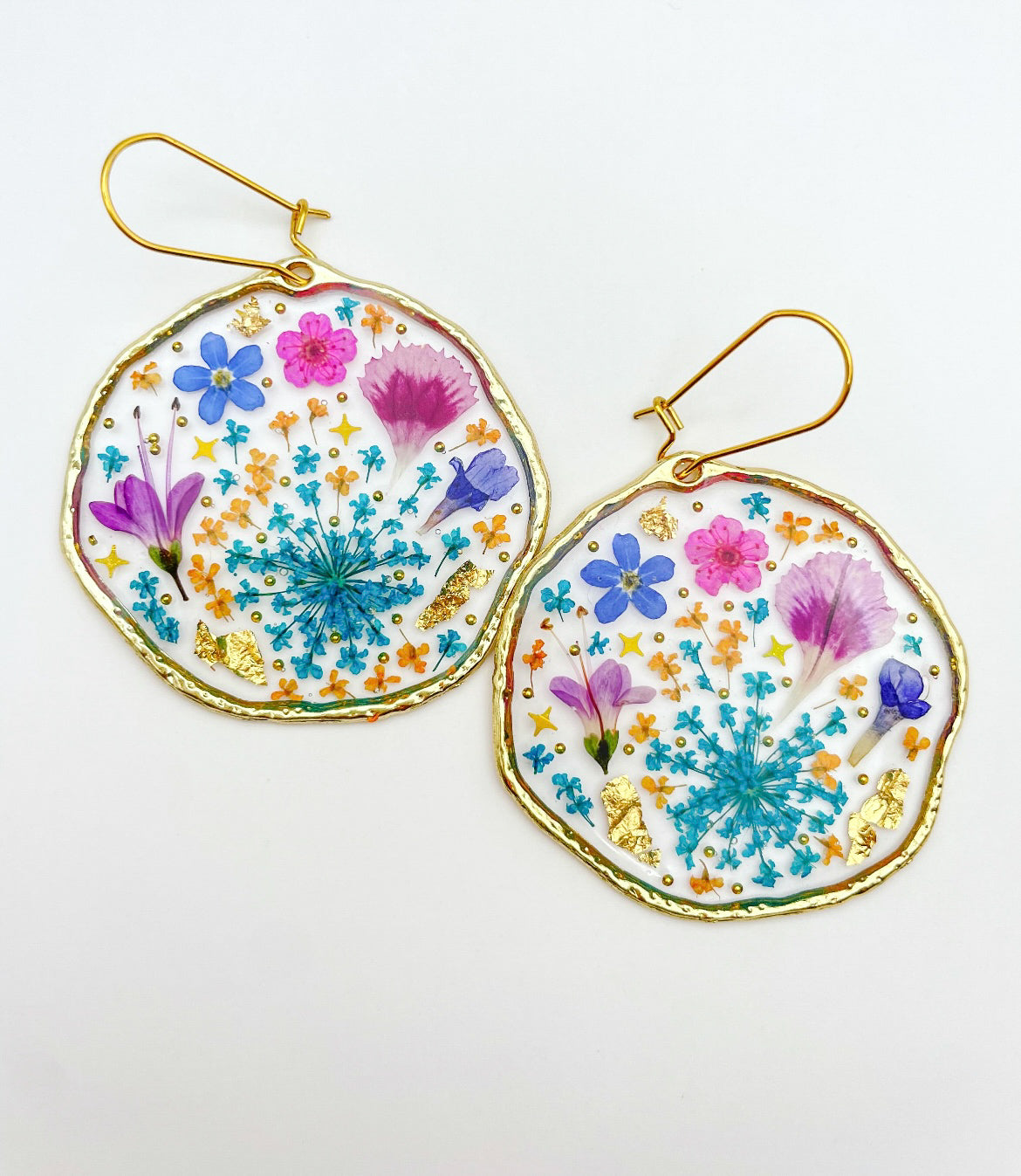 Grandes boucles d'oreilles pendantes avec fleurs bleues et roses