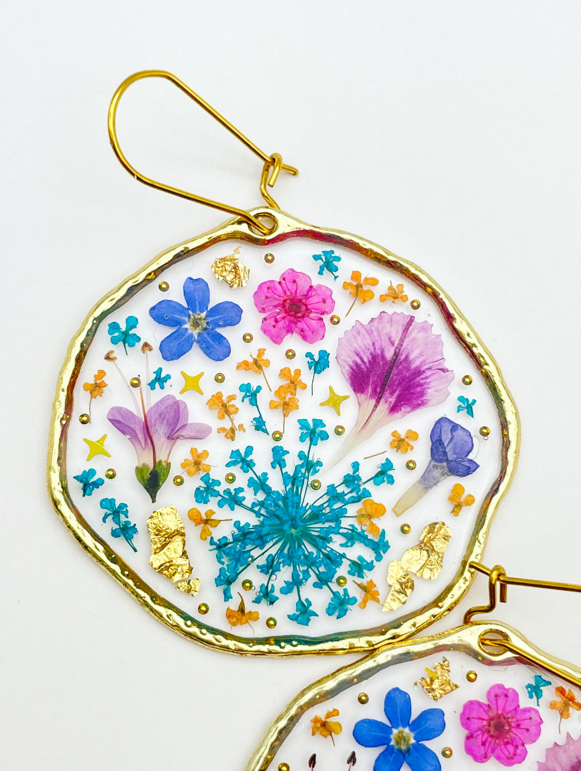 Grand collier pendentif avec fleur bleue et rose