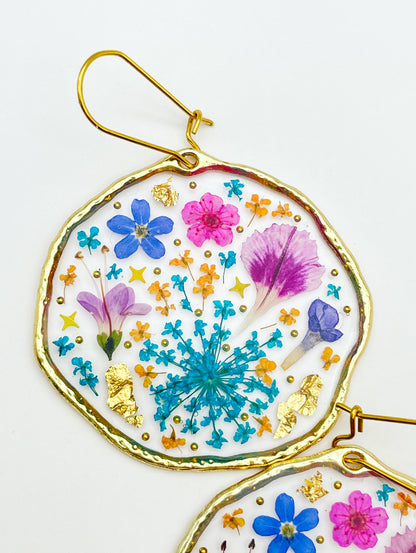 Grand collier pendentif avec fleur bleue et rose