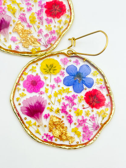 Grosses boucles d'oreilles tendance avec des fleurs colorées
