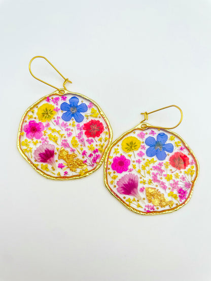 Grosses boucles d'oreilles tendance avec des fleurs colorées